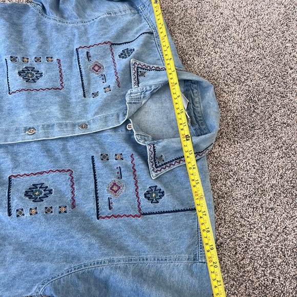 Vintage Capacity Light Wash Embroidered Full Sleeve Chambray Shirt Women’s M - Picture 5 of 8
